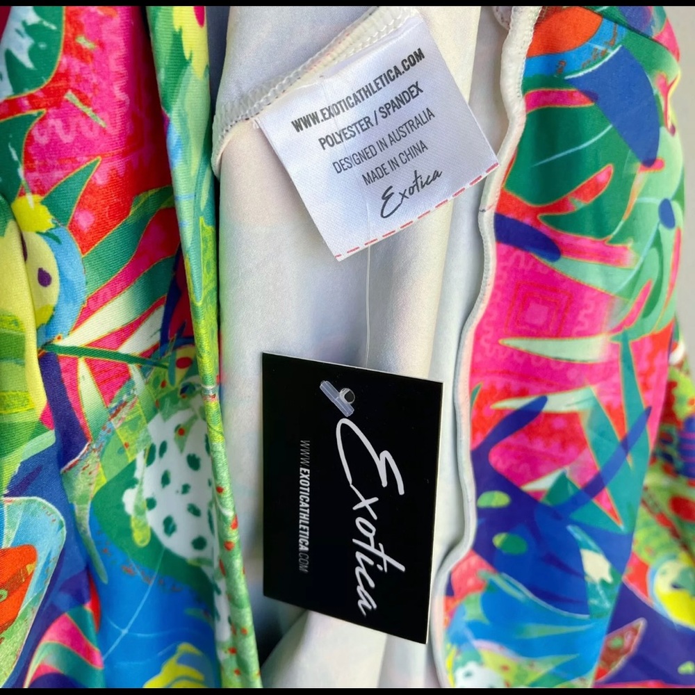BNWT Exotica Athletica Abstract Parrot Batwing Top - Picture 5 of 5